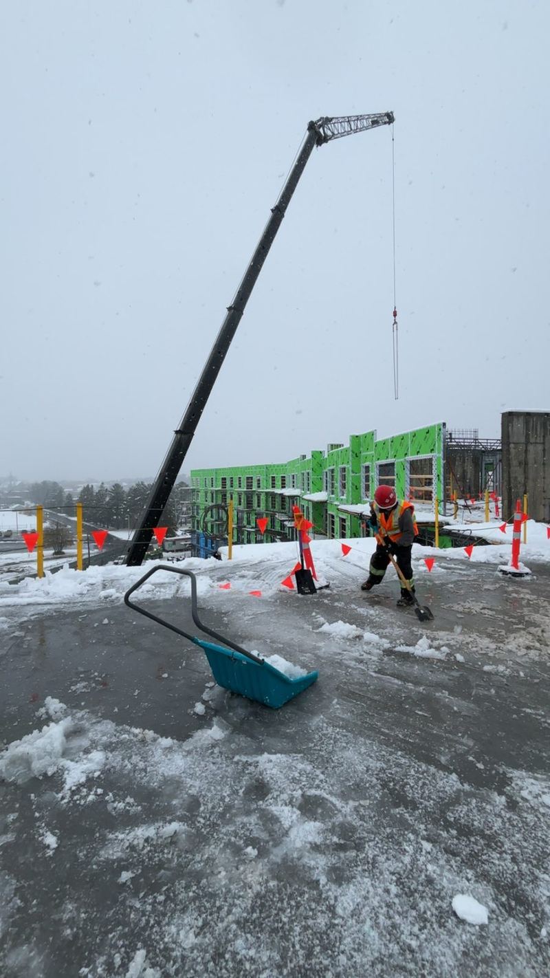 Grue de Binet Multi-Services en opération sur un chantier l'hiver
