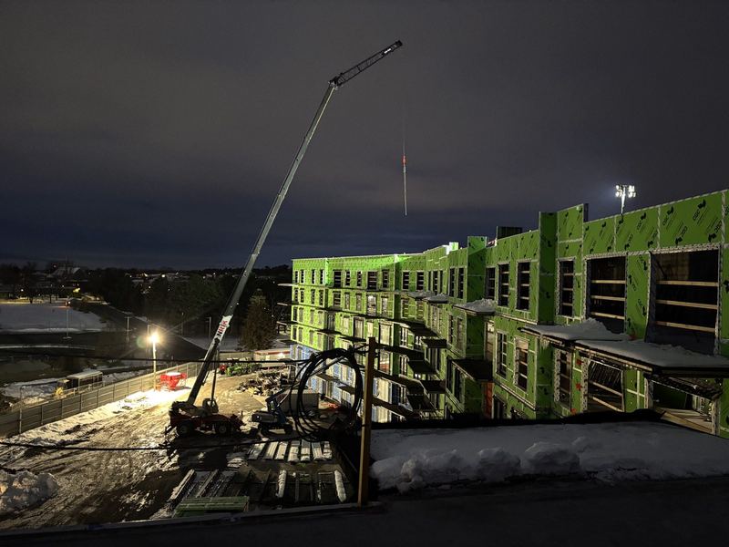 Grue en opération de soir sur un chantier