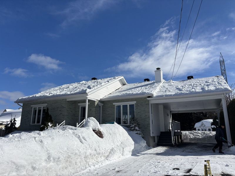 Toiture chargée de neige avant déneigement