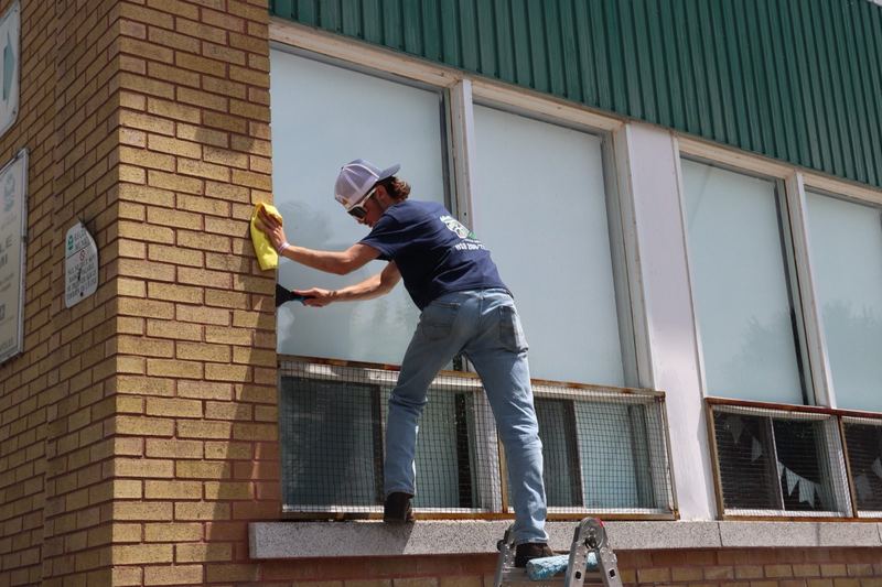 Lavage des vitres d'un immeuble commercial